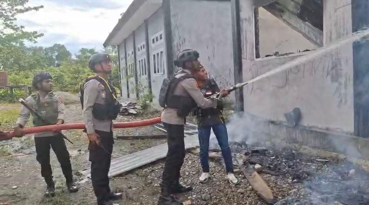 Aparat Respon Cepat Lokasi Kebakaran di SMAN 2 Dekai