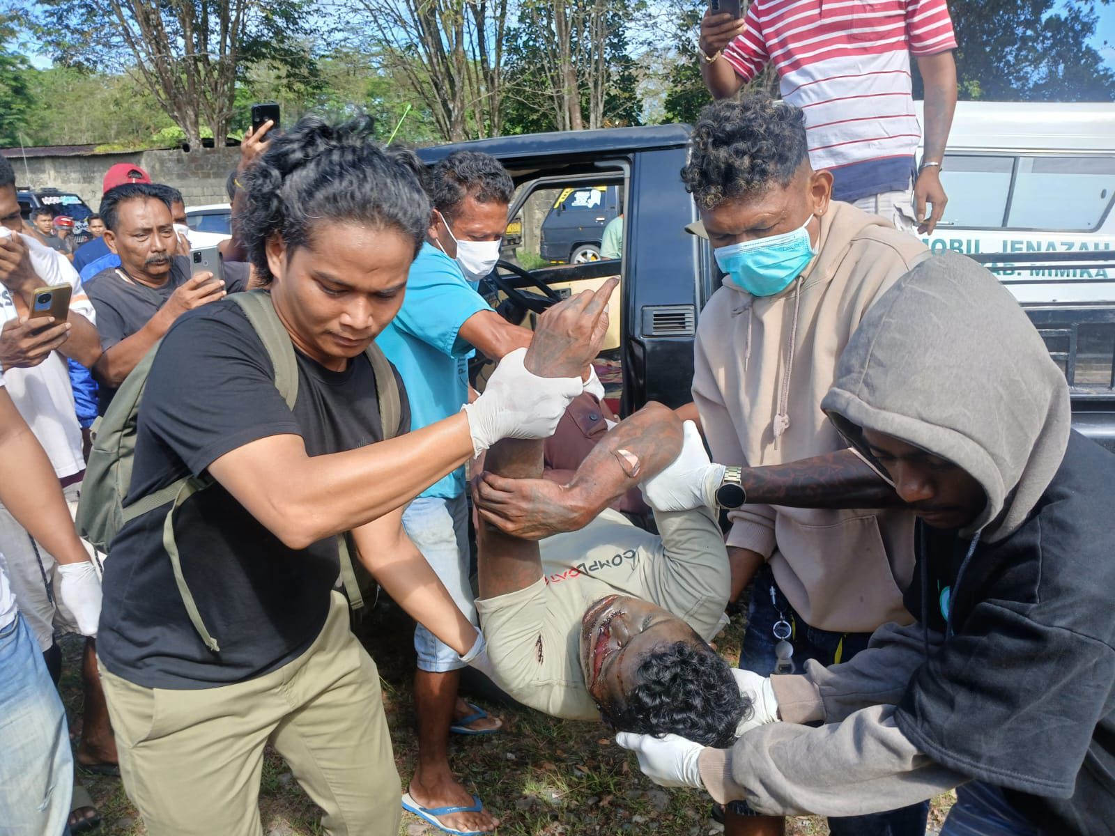 Seorang Pria di Mimika Ditemukan Tewas di Dalam Mobil Bak Terbuka