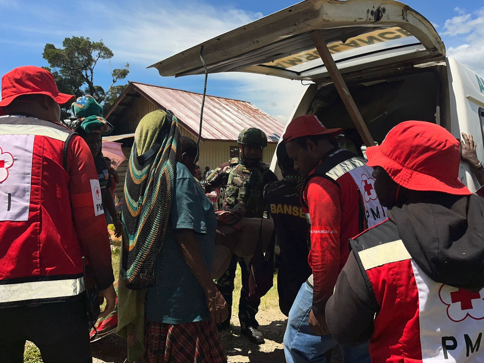 Aparat TNI dan Pemda Puncak Jaya Evakuasi 3 Warga Sipil Korban Penembakan OPM