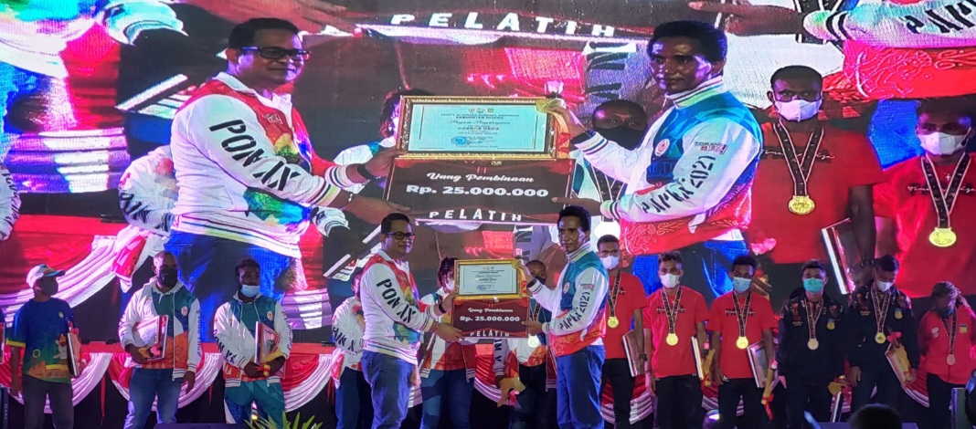 Koni Pusat Dan Pemda Mimika Serahkan Penghargaan Kepada Panitia Serta Atlet Pon Xx