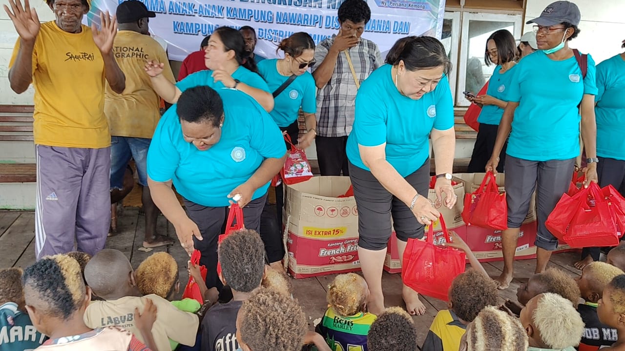 Ny Suzy Susana Herawaty Rettob dan Ny Periana Kula Kemong Berbagi Kasih Di Kampung Kekwa