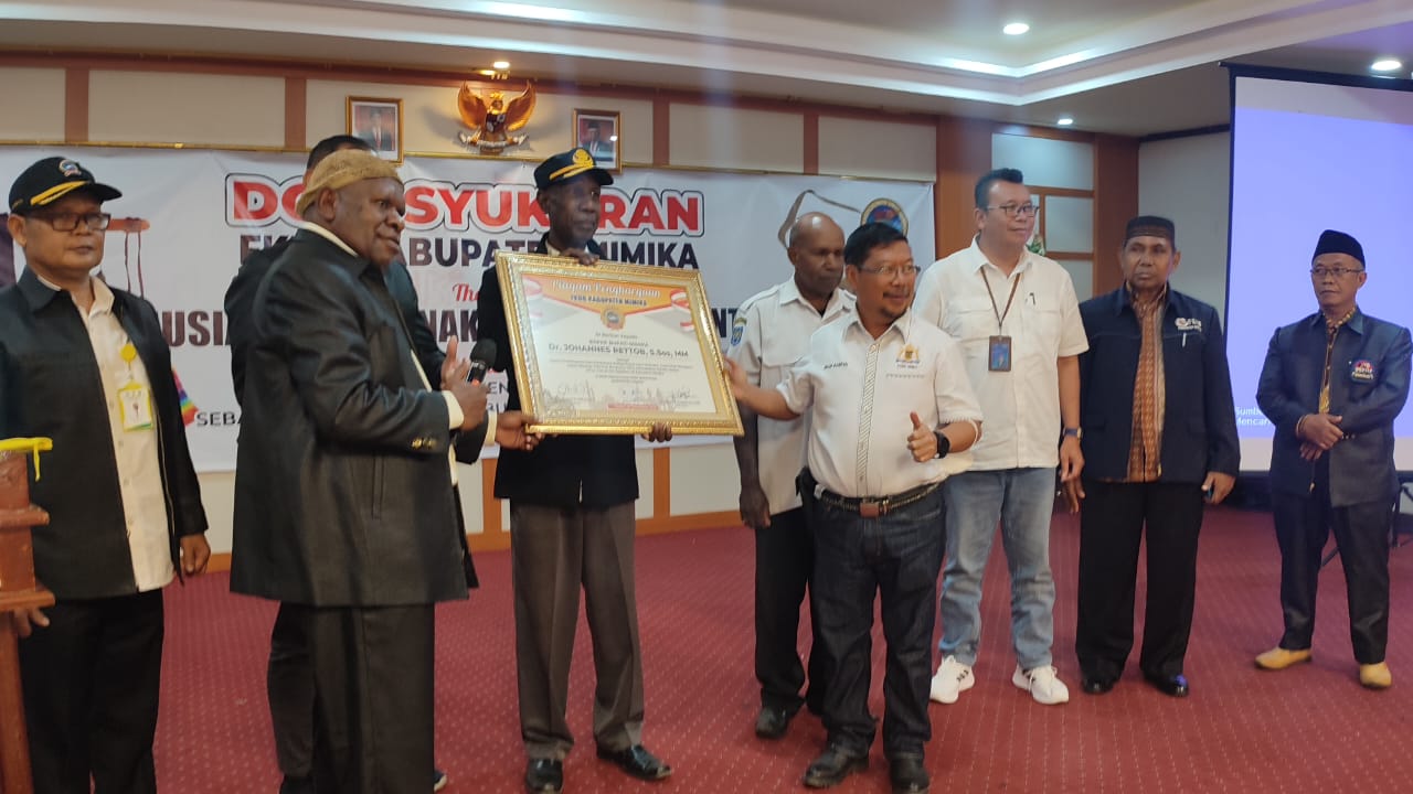  Plt. Bupati Jr Dianugrahi Award Dari Fkub Mimika Sebagai Bapak Pembangunan Budaya Dan Motivator Antar Umat Beragama Di Mimika