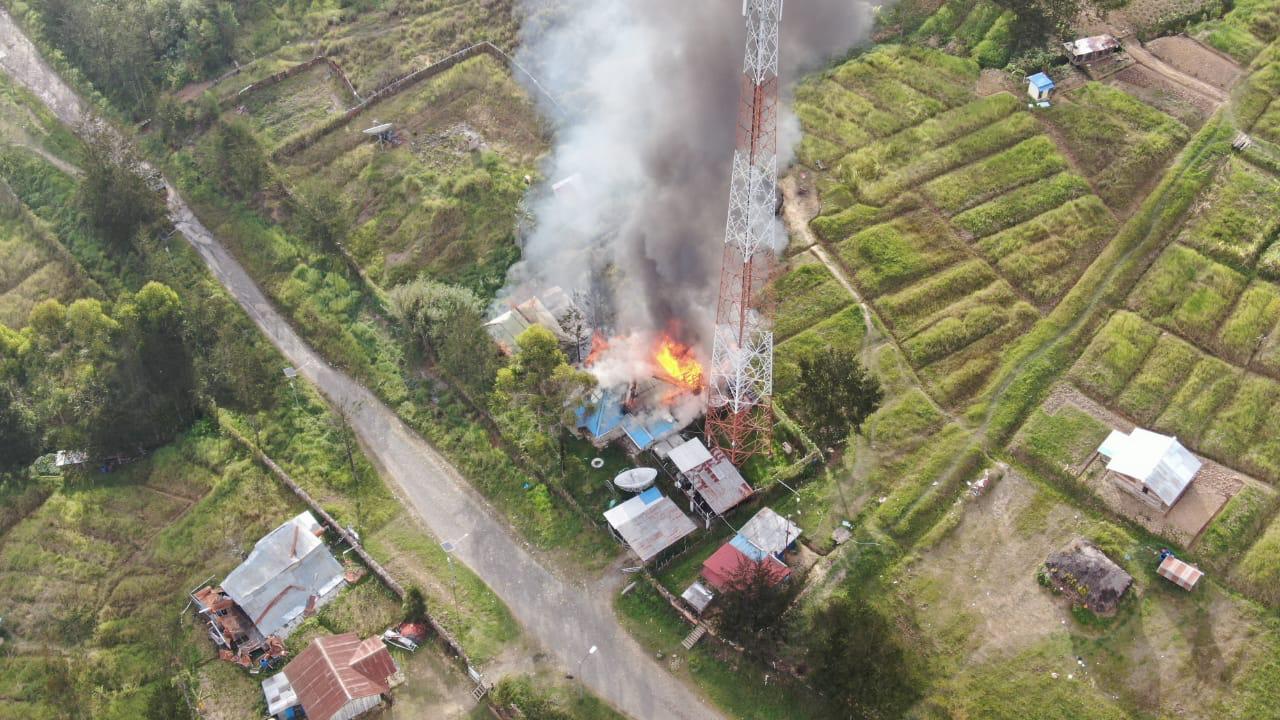 Satu Rumah Warga  Dan Tower  Telkomsel  Di Puncak Diduga Dibakar Kkb