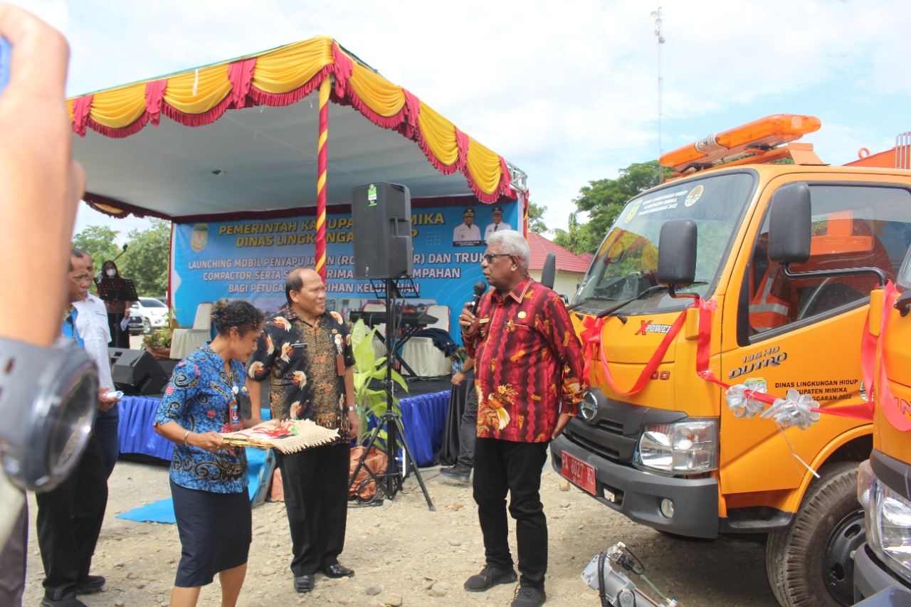  Plt. Bupati Resmikan Armada Truck Road Sweeper, Inovasi Dlh Mimika Tangani Sampah