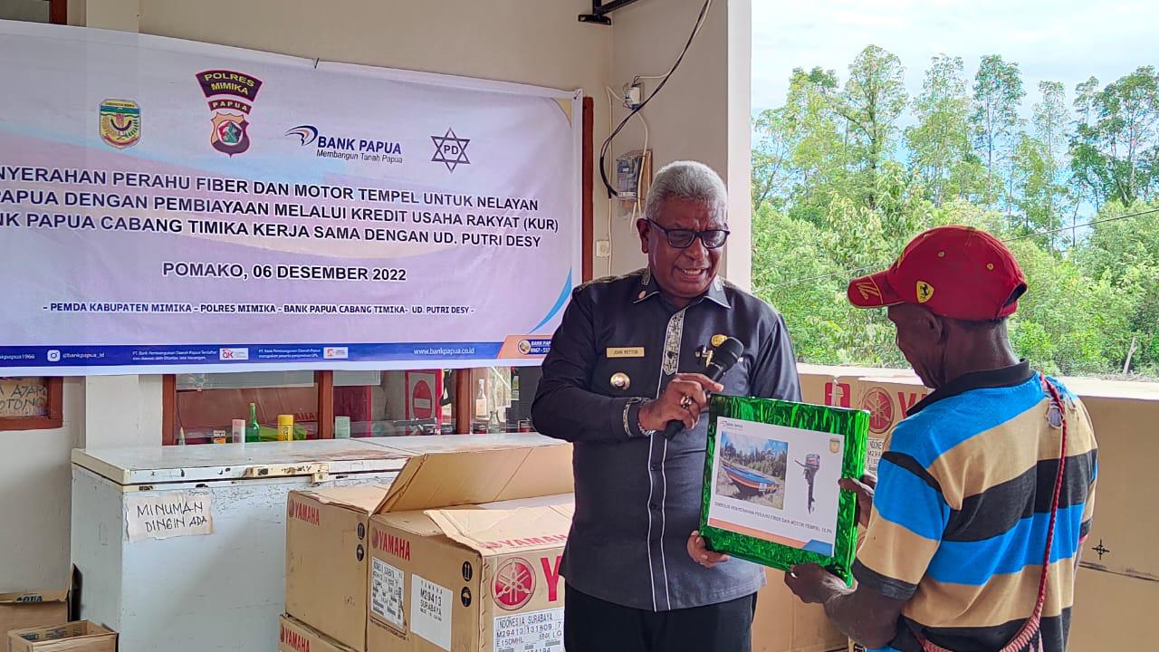  Plt Bupati JR Serahkan Perahu Fiber Program Kredit Bank Papua, Harap Nelayan Tradisional Mimika Naik Kelas Lebih Sejahtera
