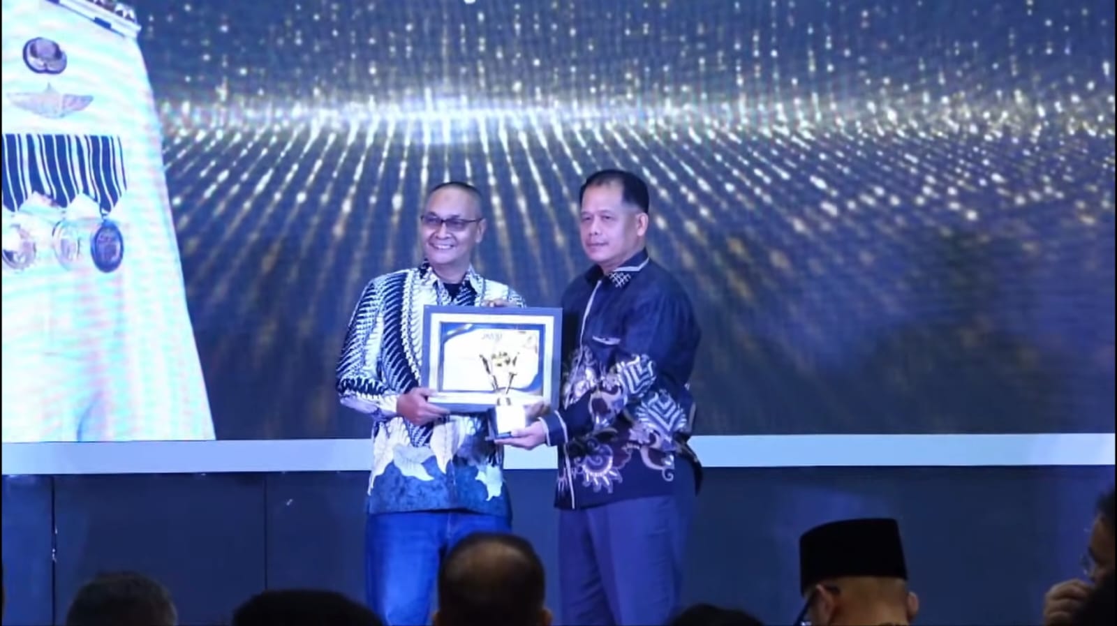 Bupati Johannes Rettob Kembali Dapat Penghargaan, Kali ini Golden Leader JMSI di Peringatan HPN 2026