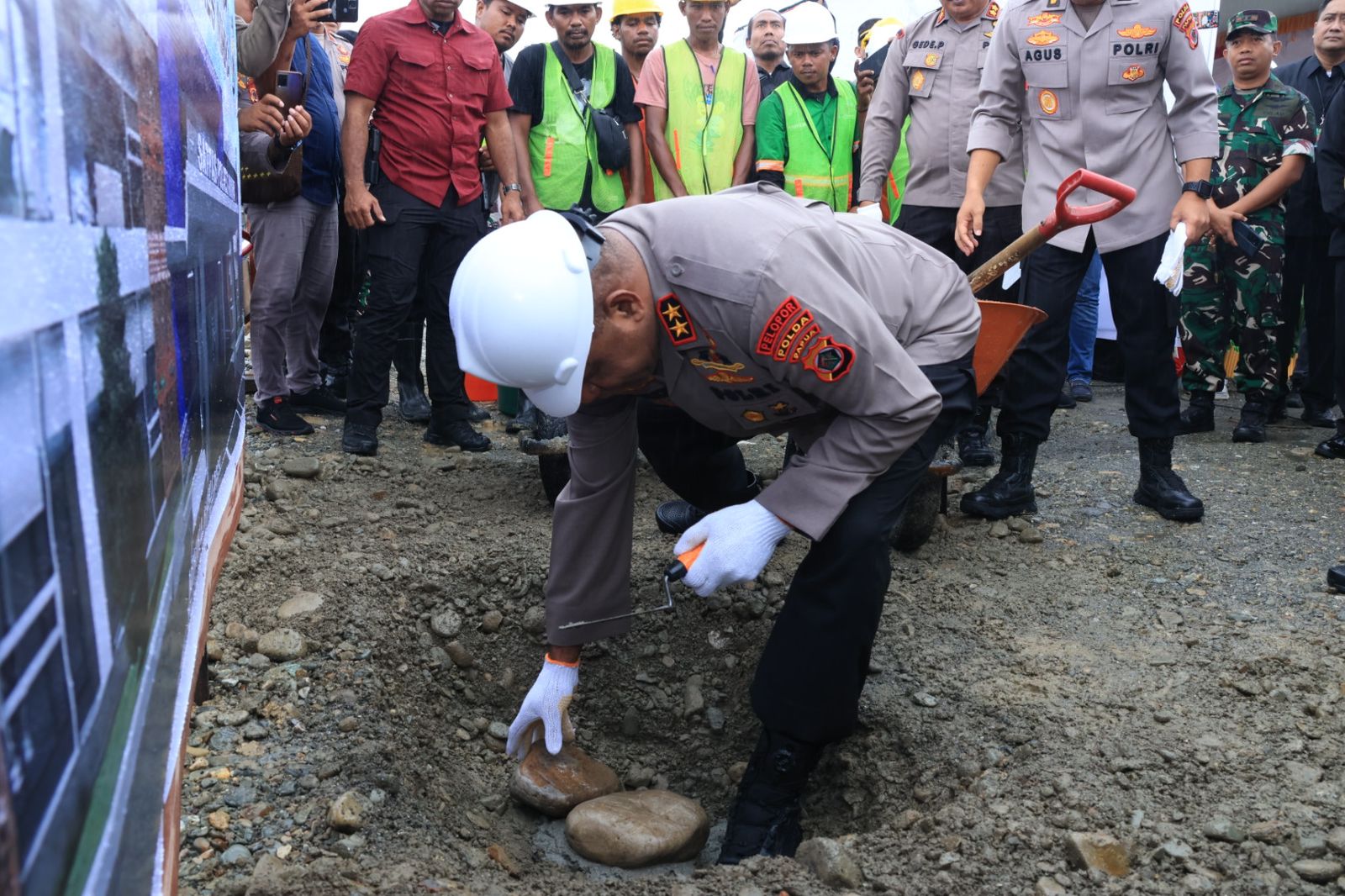 Kapolda Papua Lakukan Peletakan Batu Pertama Pembangunan Rs Bhayangkara Dan Kantor Satpas Sim Di Timika