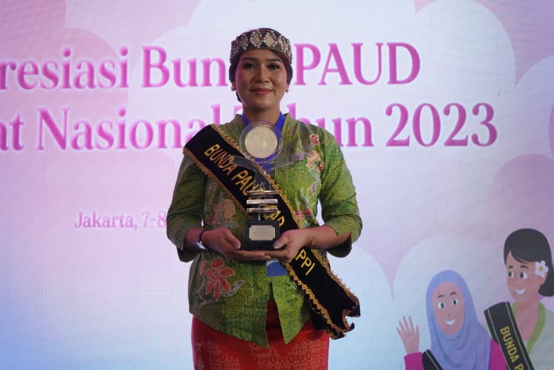 Bunda Paud Mappi, Bunda Stefanie Gomar Terima Apresiasi Wiyata Dharma Madya Dari Pusat