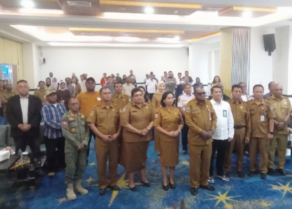 Pemkab Mimika Sosialisasi Peraturan Perusahaan dan Perjanjian Kerja Bersama