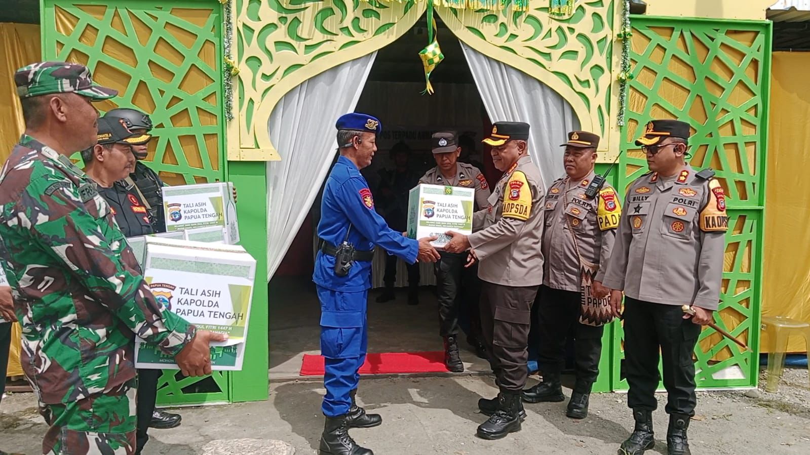 Pastikan Mudik Aman dan Berkesan, Kapolda Papua Tengah Tinjau Posko dan Berbagi Kebahagiaan