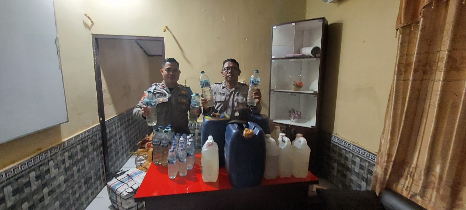 Ratusan Liter Miras Jenis  Sopi Diamankan Polsek Kawasan Pelabuhan Pomako