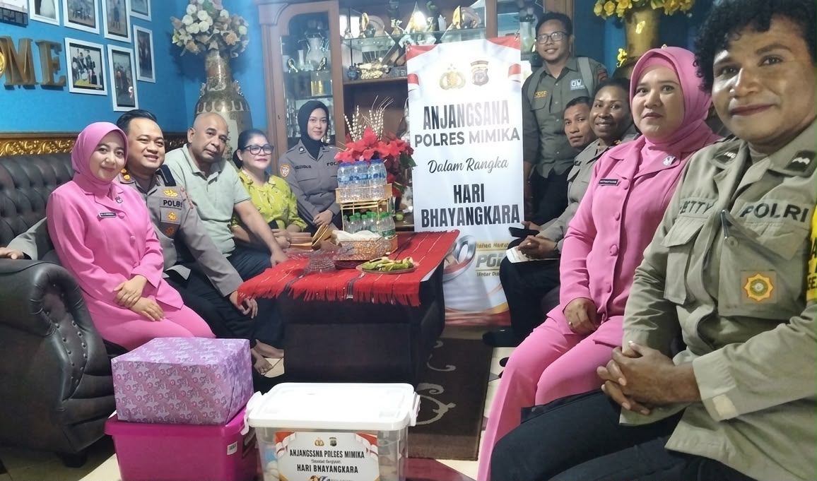 Jelang HUT Bhayangkara ke-80, Polres Mimika Jenguk Personel yang Sakit