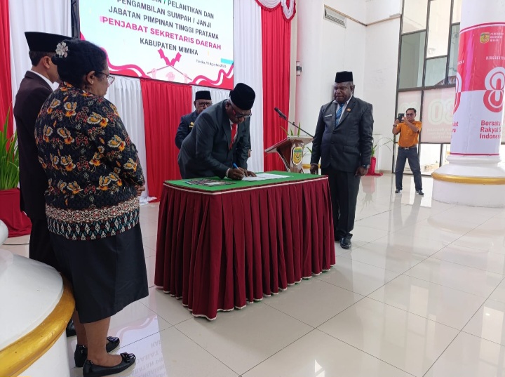 Bupati Mimika Lantik Abraham Kateyau sebagai Pj. Sekda Mimika