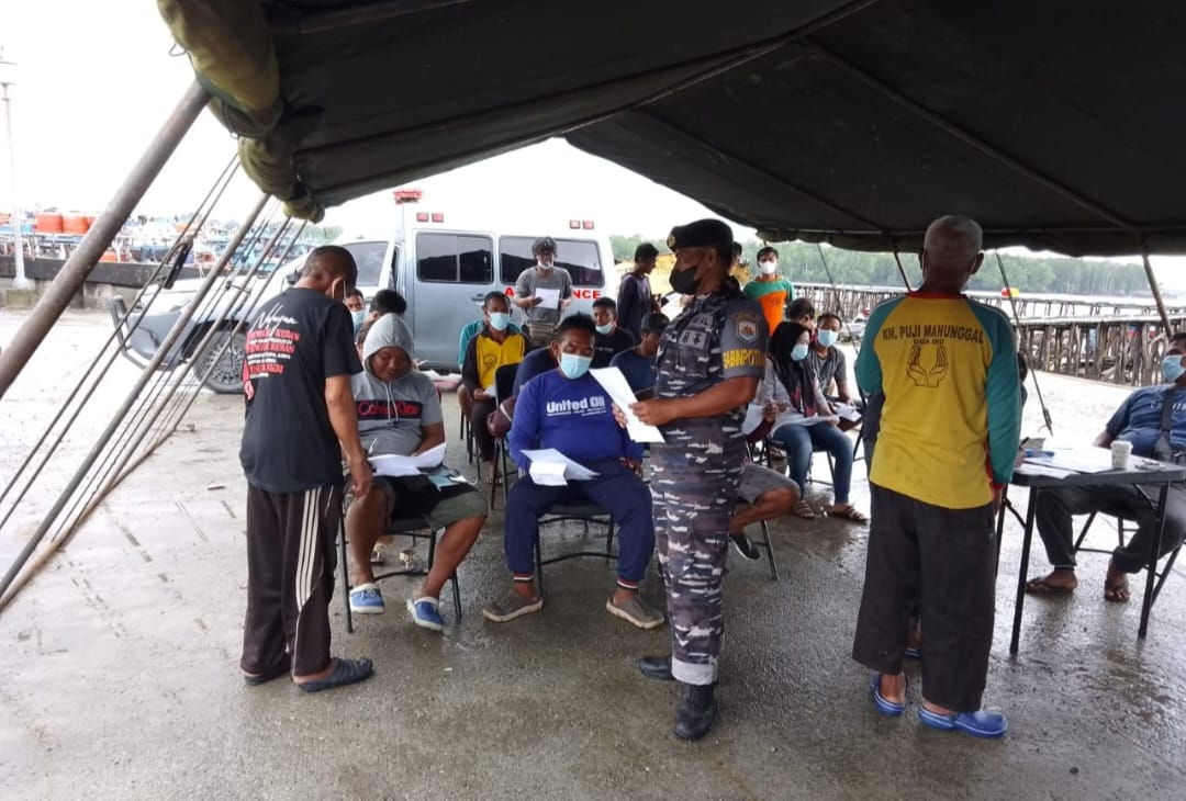  TNI AL Lanal Timika Gencar Vaksinasi di Pelabuhan Pomako