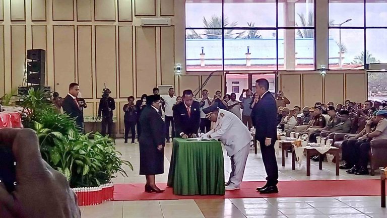 Resmi, Eltinus Omaleng Kembali Diaktifkan Sebagai Bupati Mimika