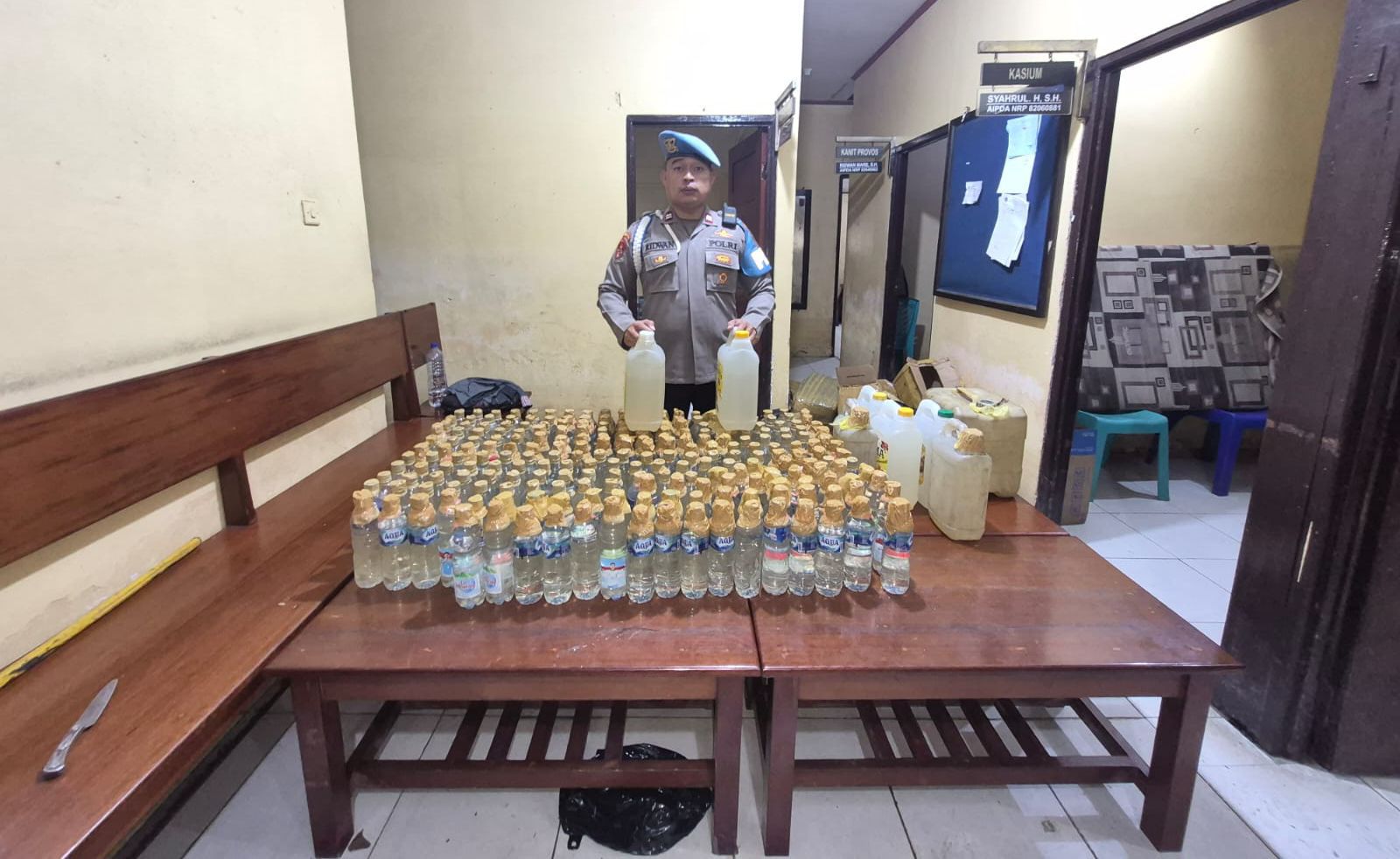 Aparat Gabungan Kembali Menyita 206 Liter Miras Ilegal di Pelabuhan Poumako Timika