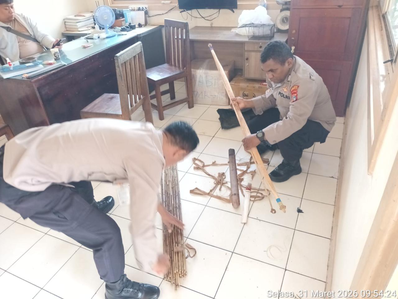 Razia Sajam di Bandara Mozes Kilangin Timika, Polisi Sita Senjata Tajam di Bandara