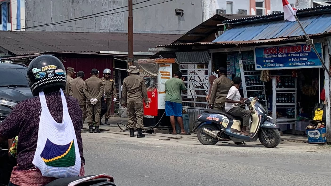 Satpol PP Tertibkan Bangunan Liar dan Lapak PKL di Mimika