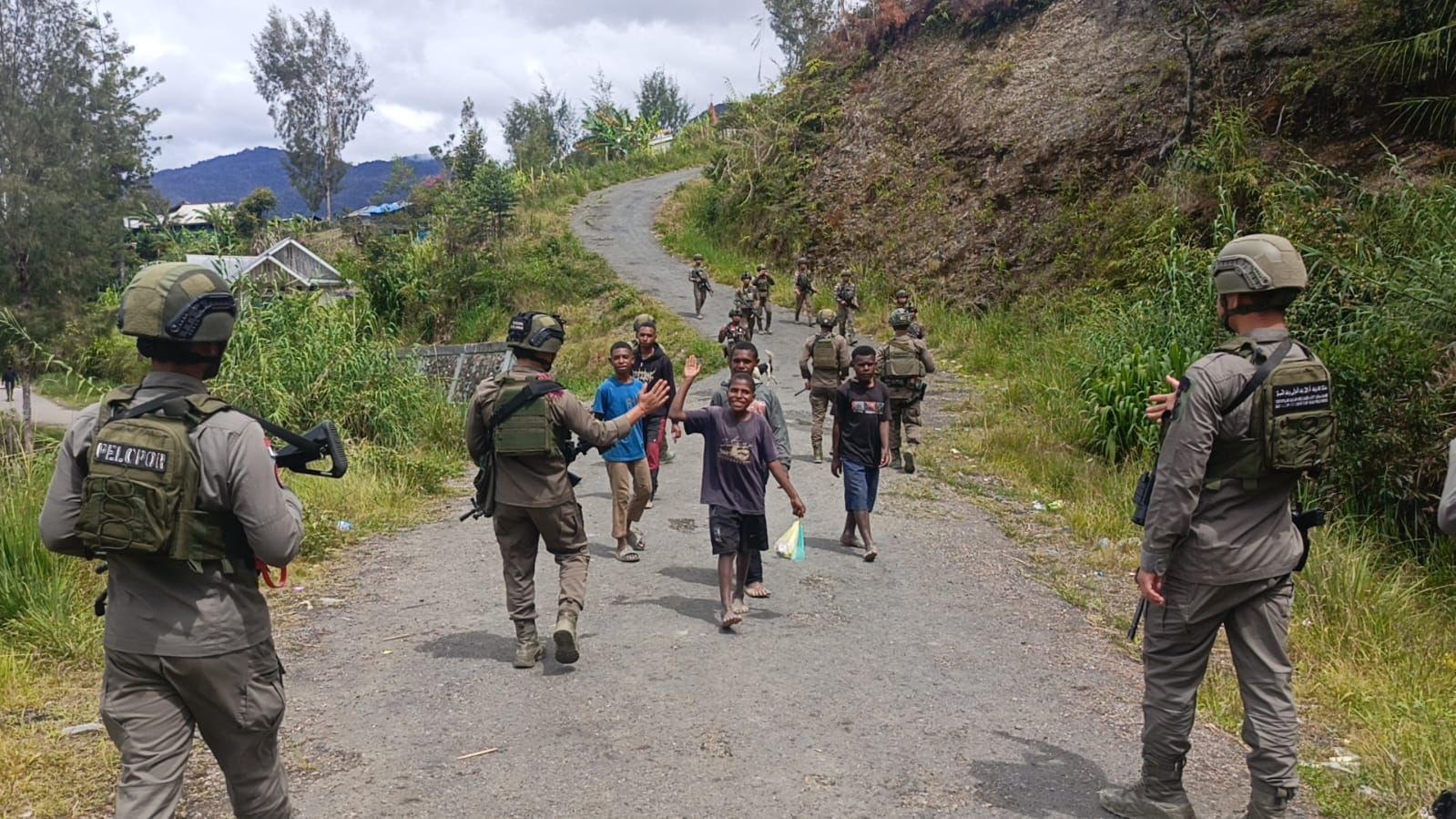 Patroli Satgas Ops Damai Cartenz di Intan Jaya: Interaksi dengan Warga dan Anak-anak di Sugapa