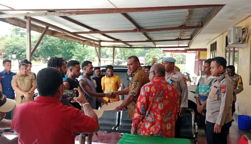 Polres Mimika Bebaskan Sejumlah Tahanan Yang Diamankan Saat Konflik Kwamki Narama