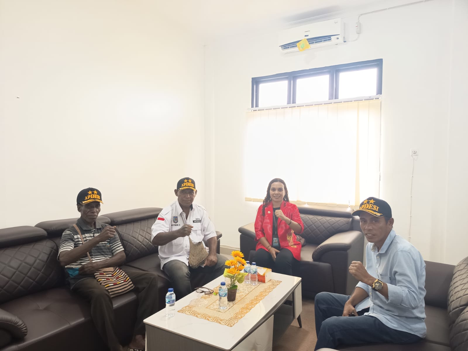 Kepala Desa Nawaripi dan Kepala Kampung Maokojaya Edyson Rafra Sampaikan Hasil Munas APDESI kepada Plt. Kepala Distrik Wania