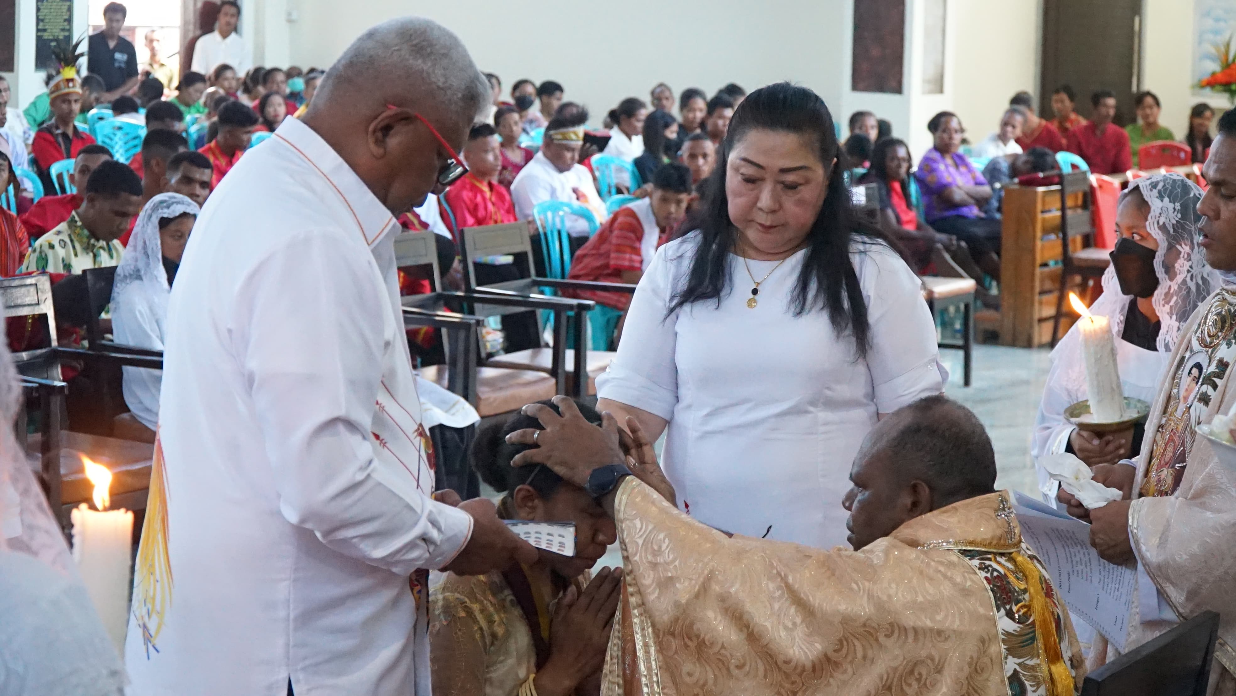 Administrator Diosesan Keuskupan Timika Terimakan Sakremen Krisma kepada 173 Umat, Johannes Rettob dan Istri jadi Wali Krismawan-Krismawati