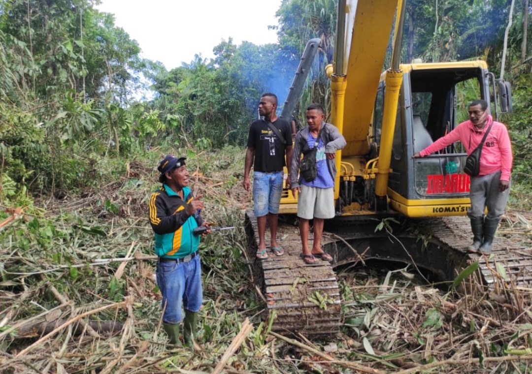 Kepala Desa Nawaripi Meninju Langsung Pembersihan Lahan Lokasi Parawisata Merah Putih