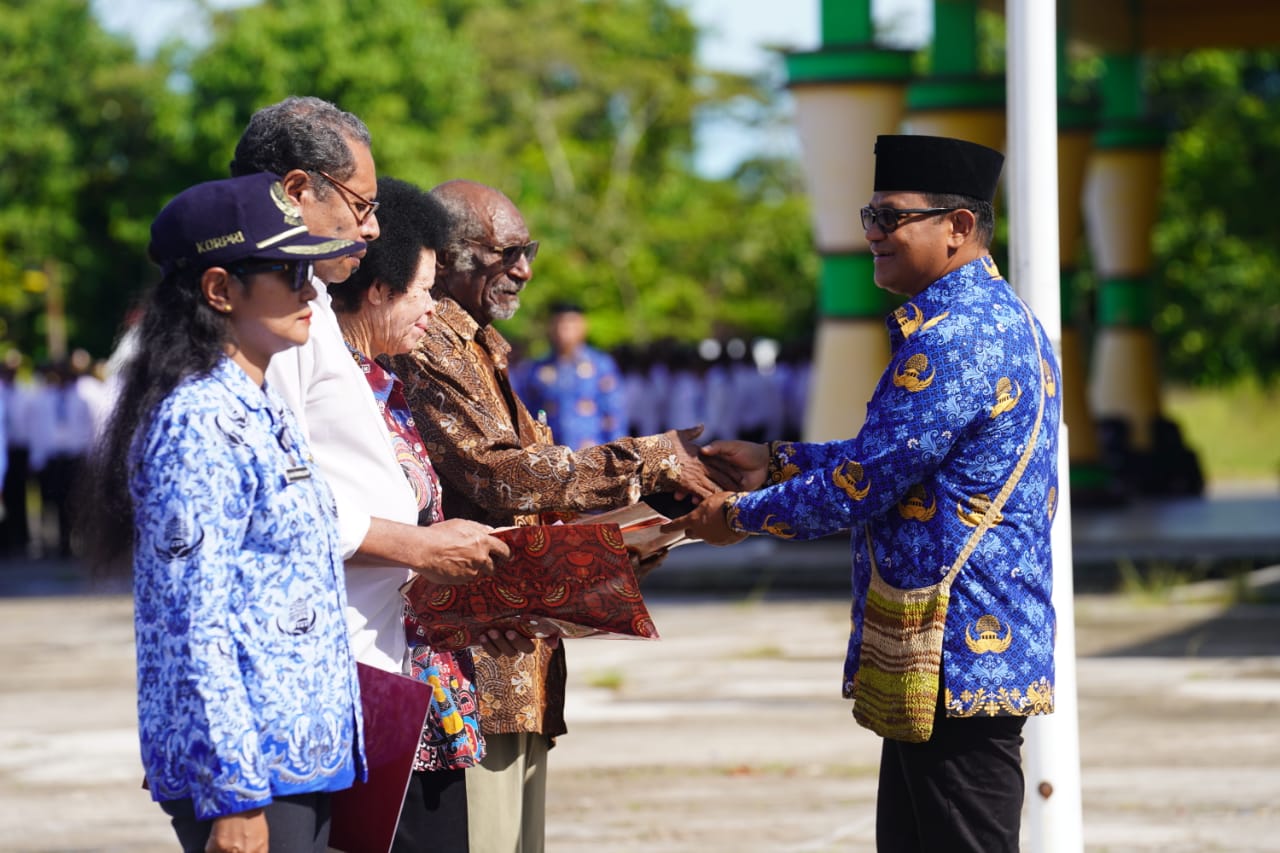  Hut Korpri Ke -51 Pemda Mappi Beri Penghargaan Kepada Pensiunan Pns