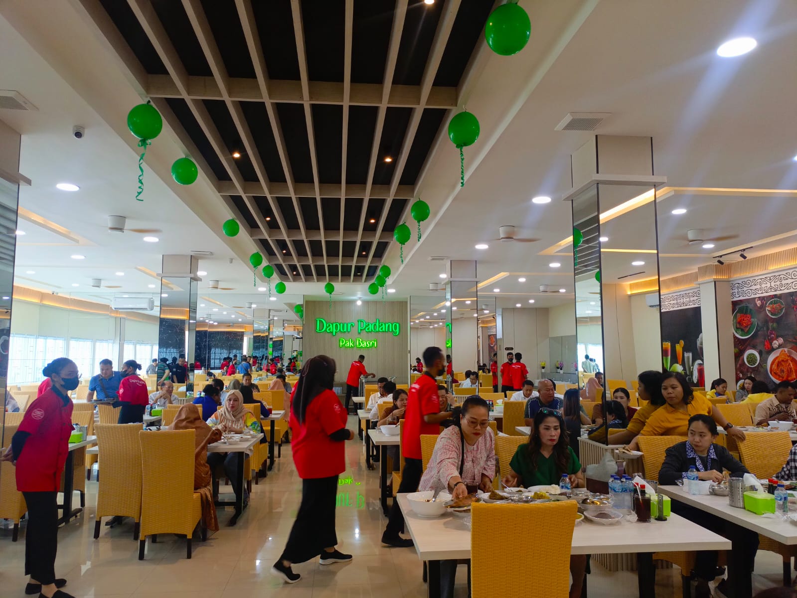 Dapur Padang Pak Basri: Surga Kuliner Minang yang Tak Boleh Terlewatkan