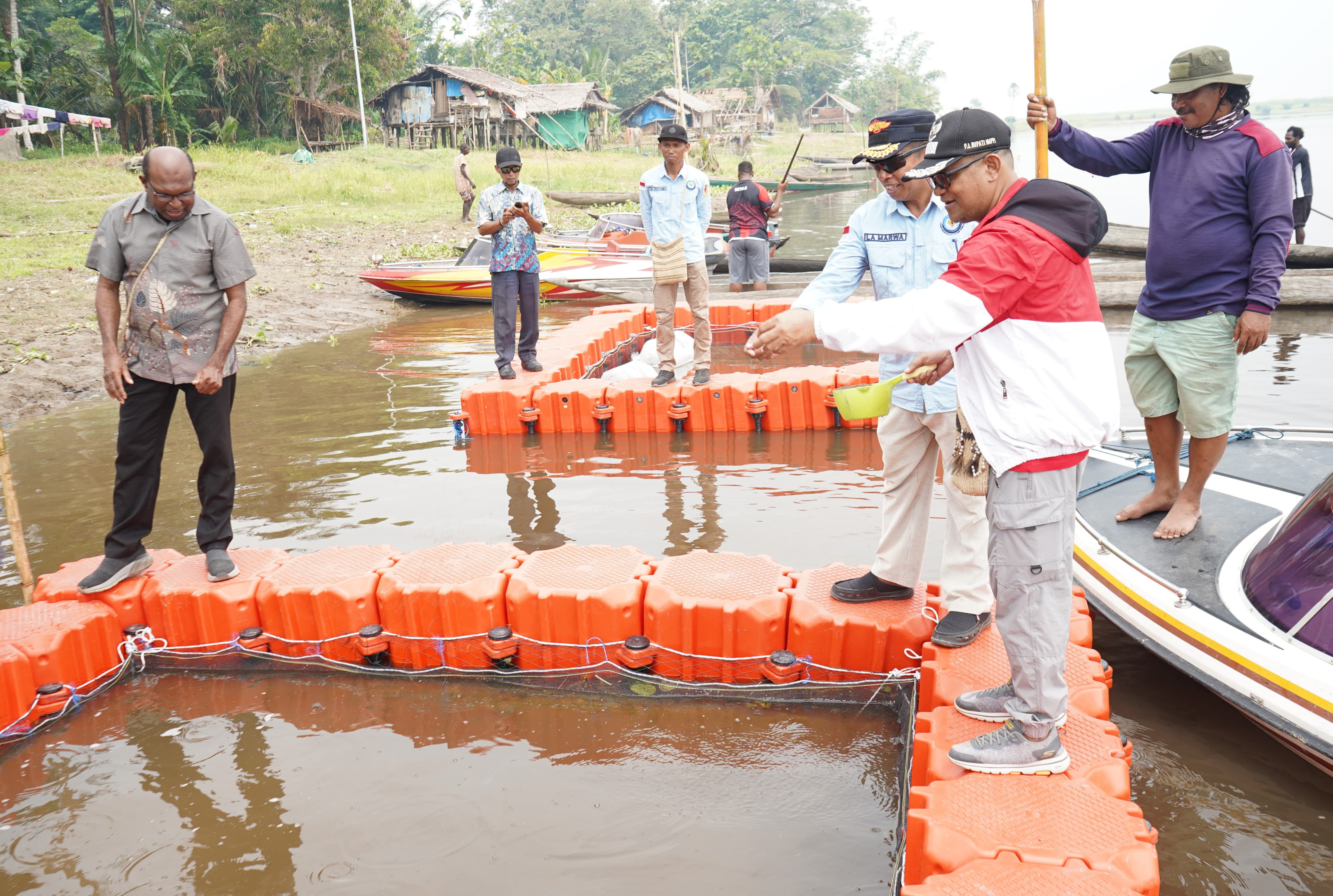 Pj. Bupati Mappi Serahkan Bantuan  Kerambah Benih Ikan Dan Pakan Ikan Guna Peningkatan Ekonomi Masyarakat.