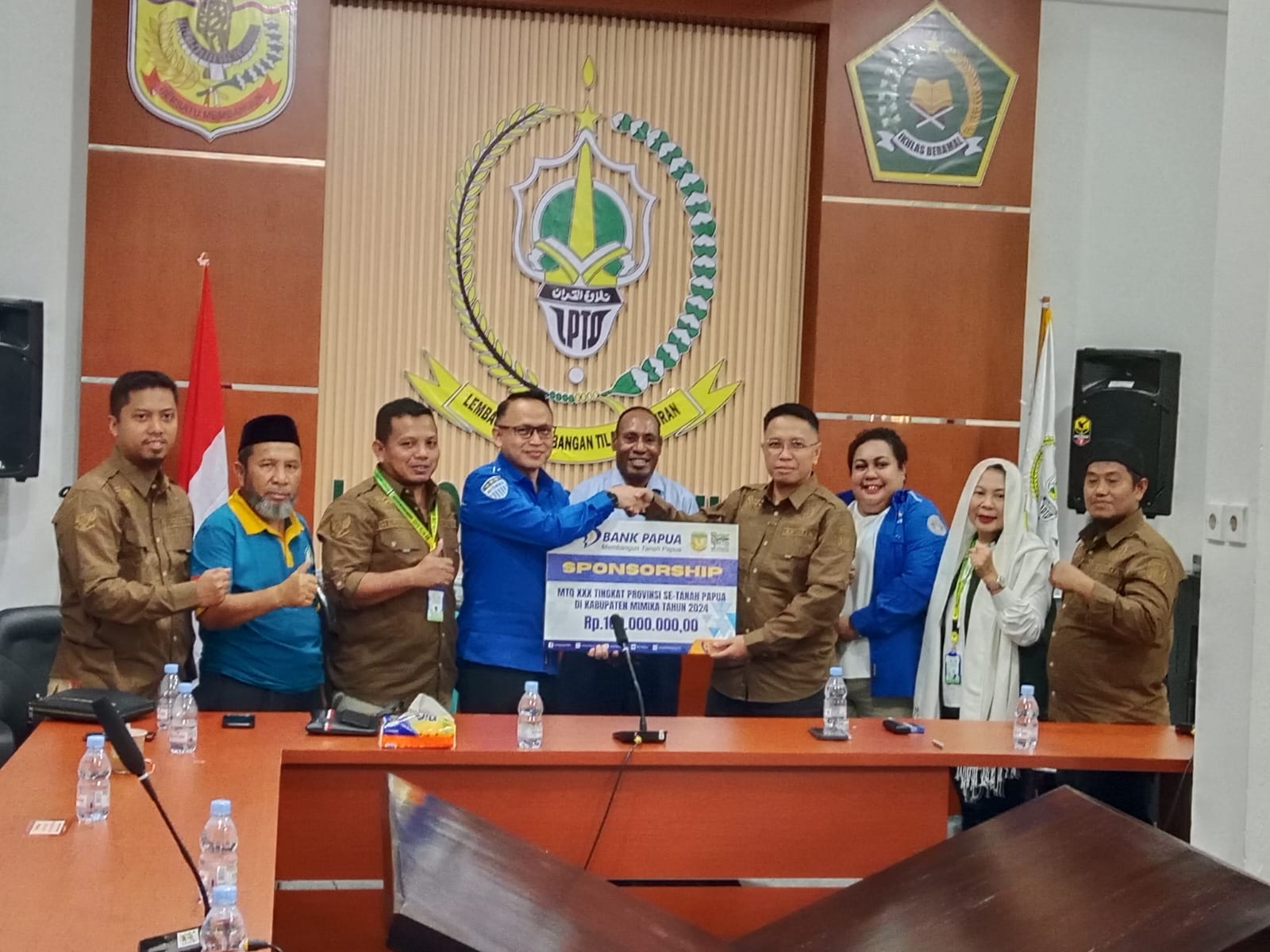 Kepala Bank Papua Cabang Timika Serahkan Bantuan Rp100 Juta Secara Simbolis, Dwi Cholifah Sebut Total Bantuan Sponsorship Rp225 Juta untuk Pelaksanaan MTQ XXX Tingkat Provinsi se-Tanah Papua
