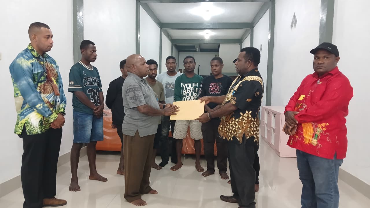 Sejalan dengan Visi Misi Bupati dan Wakil Bupati, Dinas Koperasi UMKM Mimika Dorong Produk Kerajinan Lokal