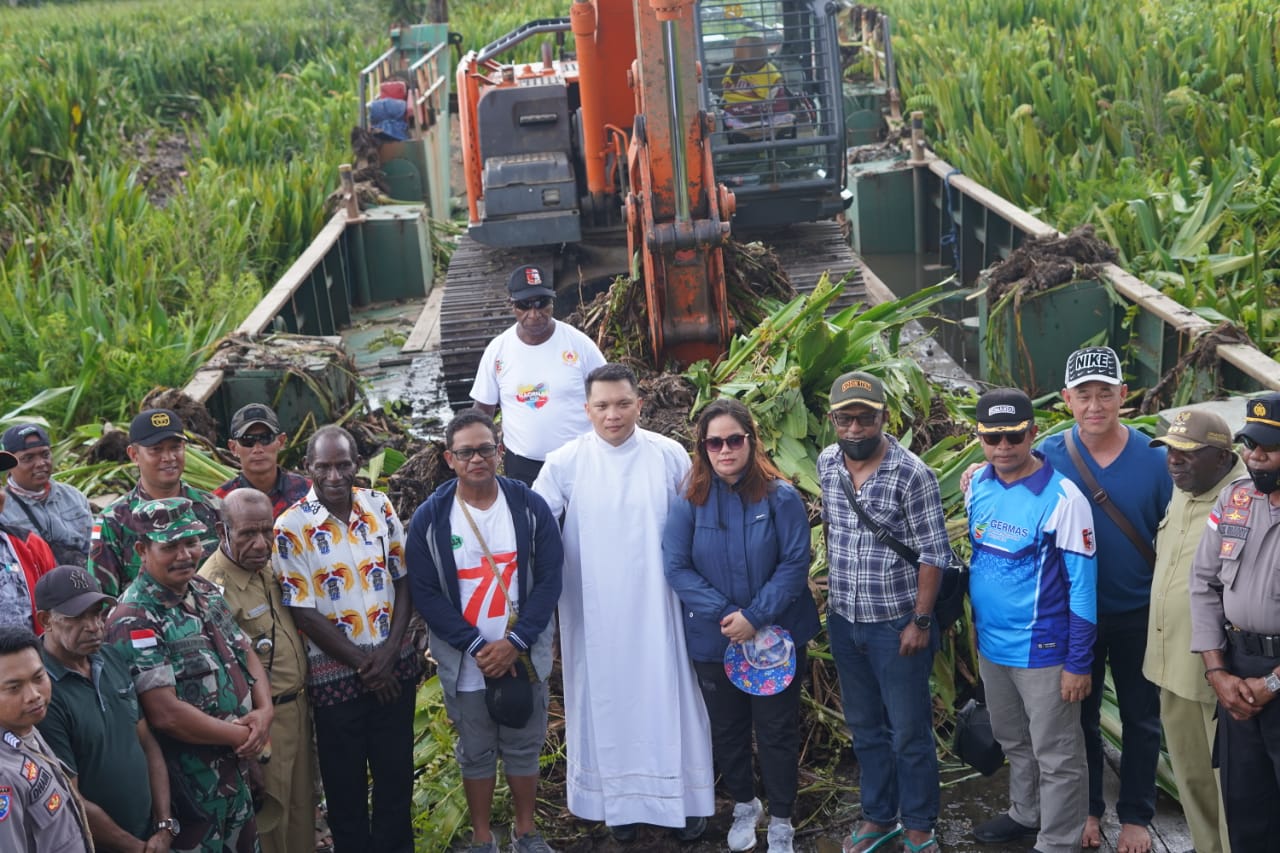  Pj Bupati Mappi Pantau Pembersihan  Tebu Rawa