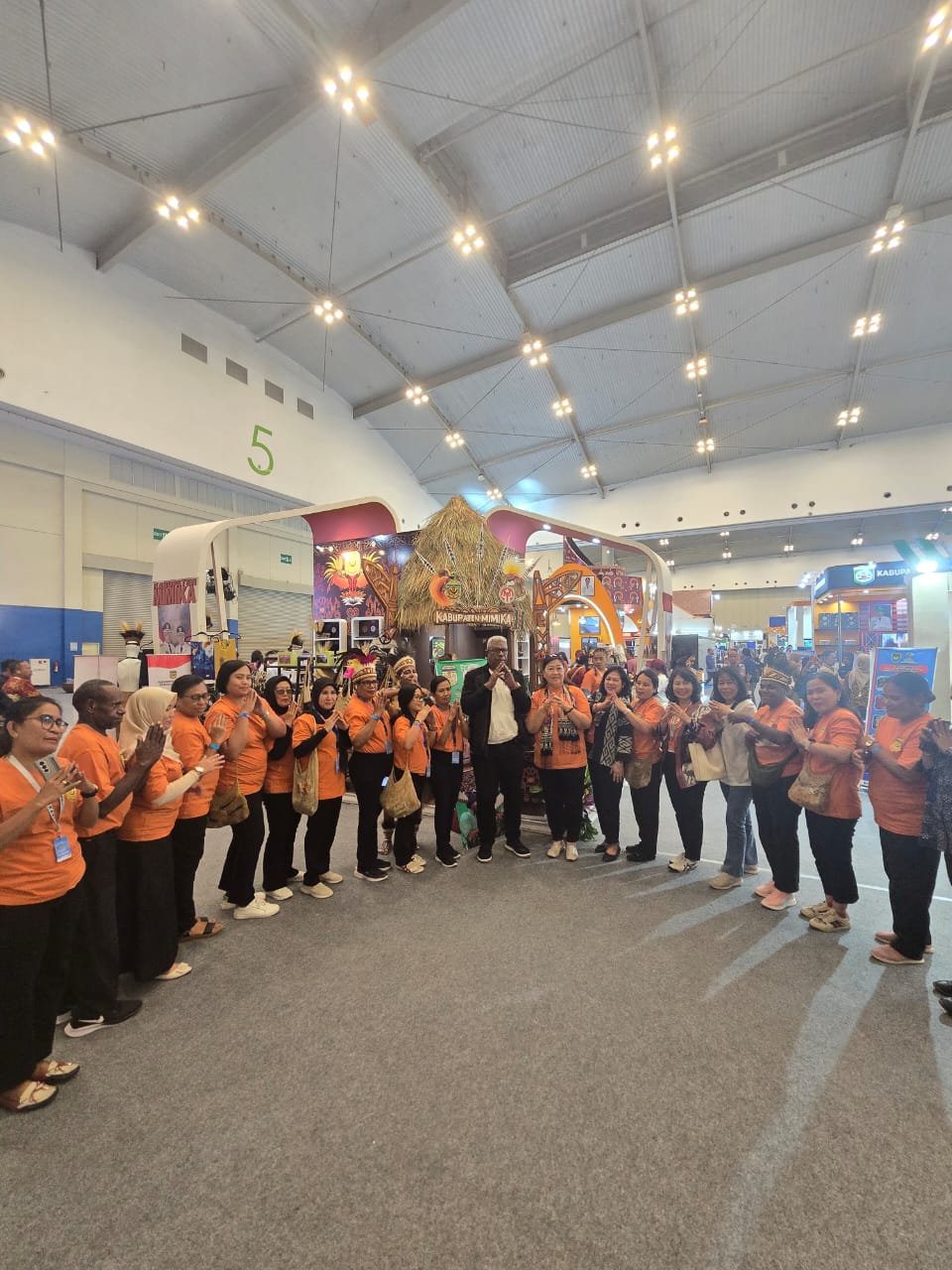 Tampil di APKASI Otonomi Expo 2025, Kepala Dinas Koperasi dan UMKM Mimika Apresiasi Tim Pamerkan Produk Khas Papua