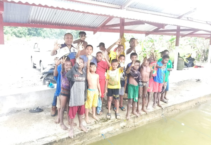 Kampung Nawaripi Selenggarakan Lomba Renang Tradisional Jaring Bibit Muda