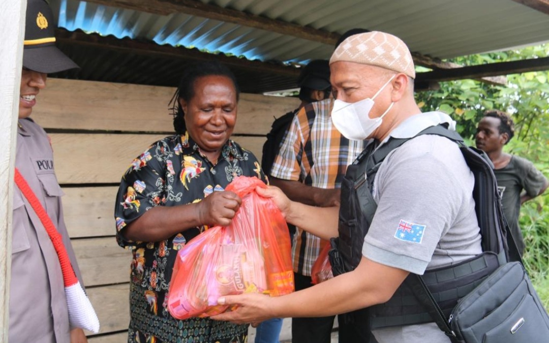 Tokoh Masyarakat Pieter Ganie Dapat Bantuan Dari Satgas Binmas Noken.