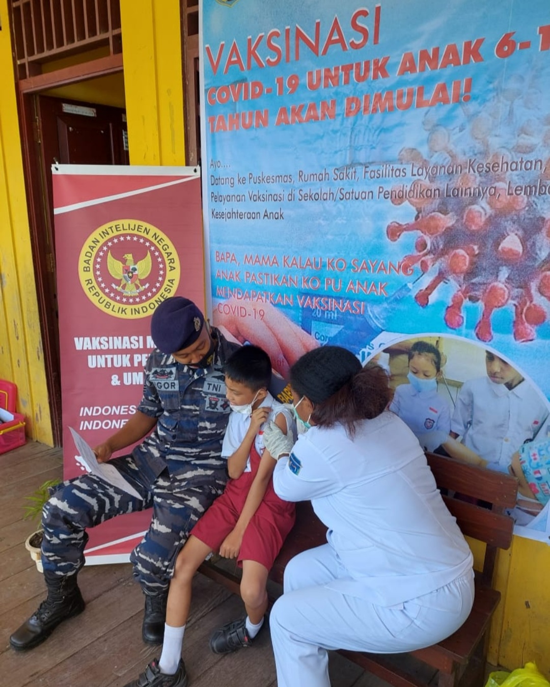 Serbuan Vaksin TNI AL Lanal Timika Sasar Siswa SD YPPK Salib Suci Agats