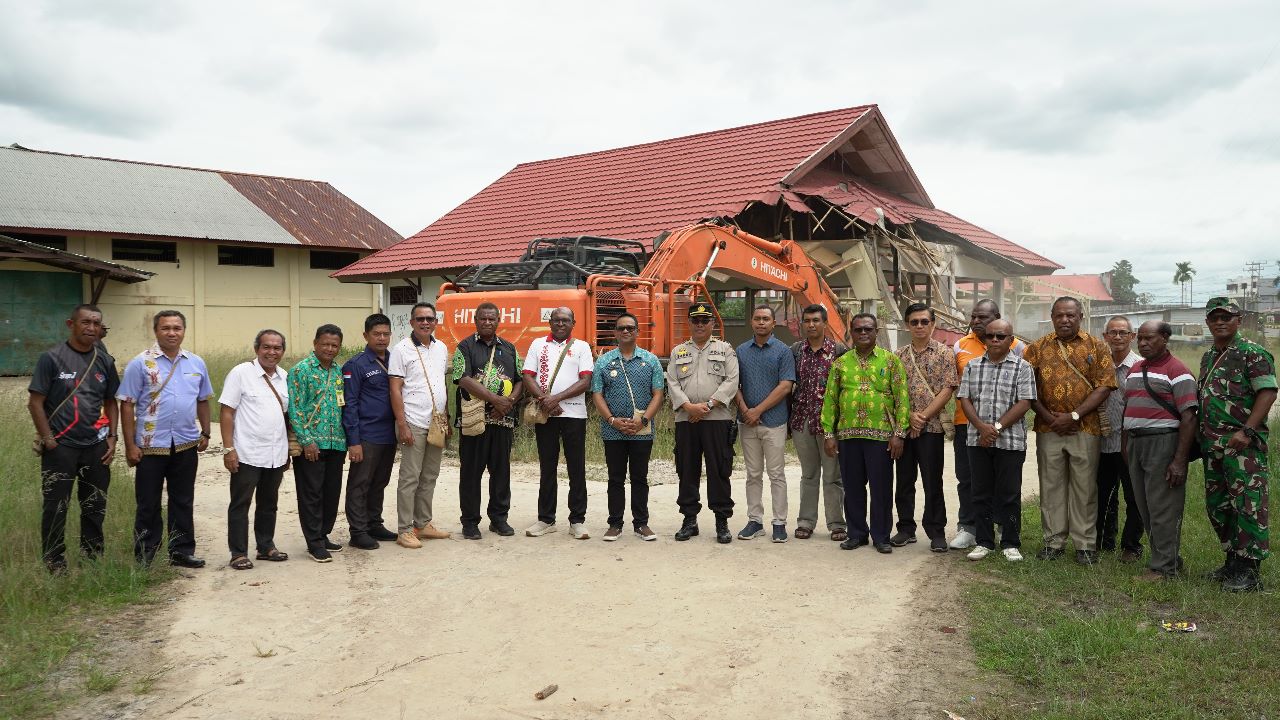 Pj Bupati Pimpin Pembersihan Lokasi Pembangunan Taman Kota Mappi