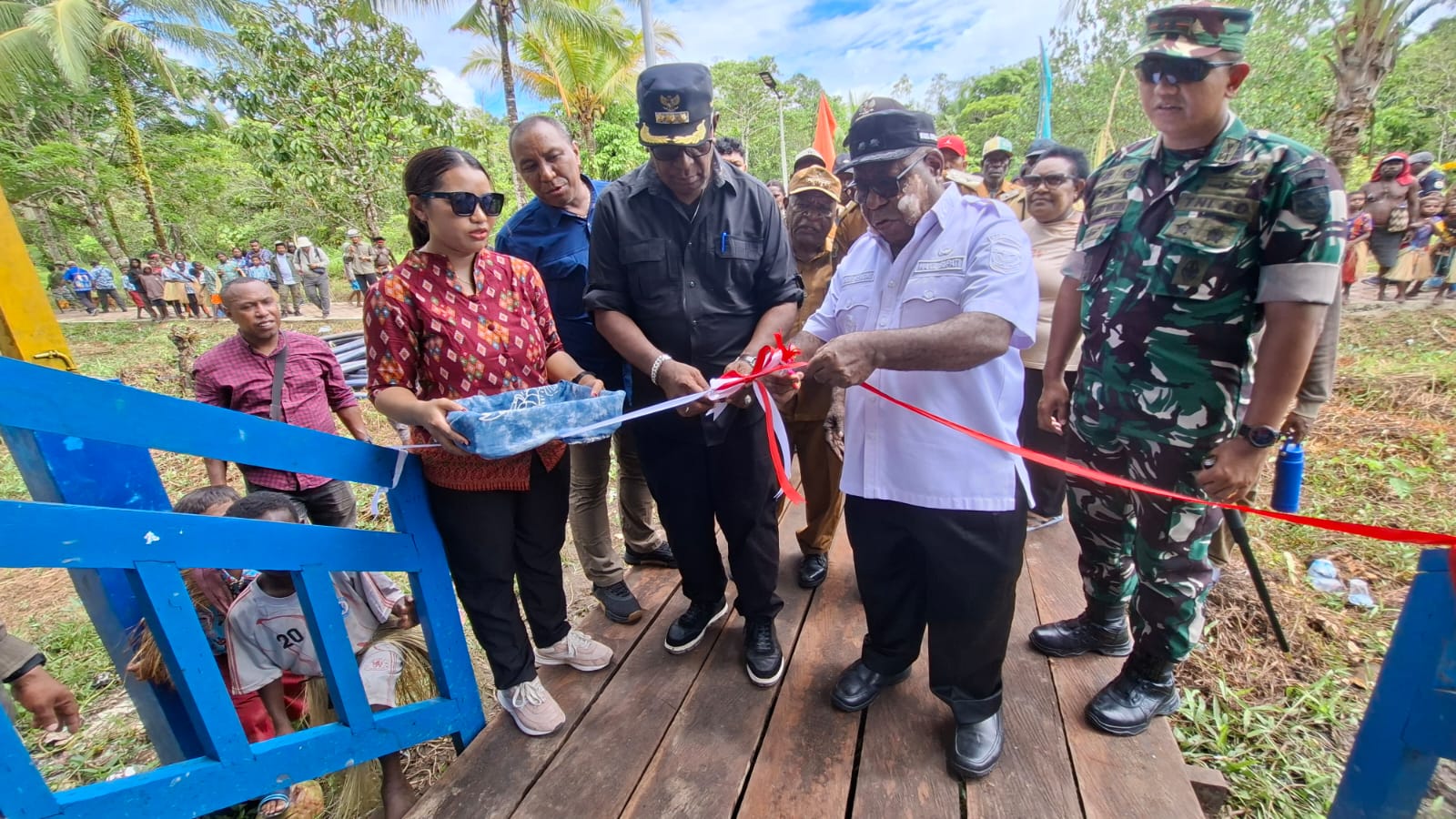 Bupati Resmikan Air Bersih Uta, Wabup Kemong Gunting Pita Depot Air Minum dan Perpustakaan