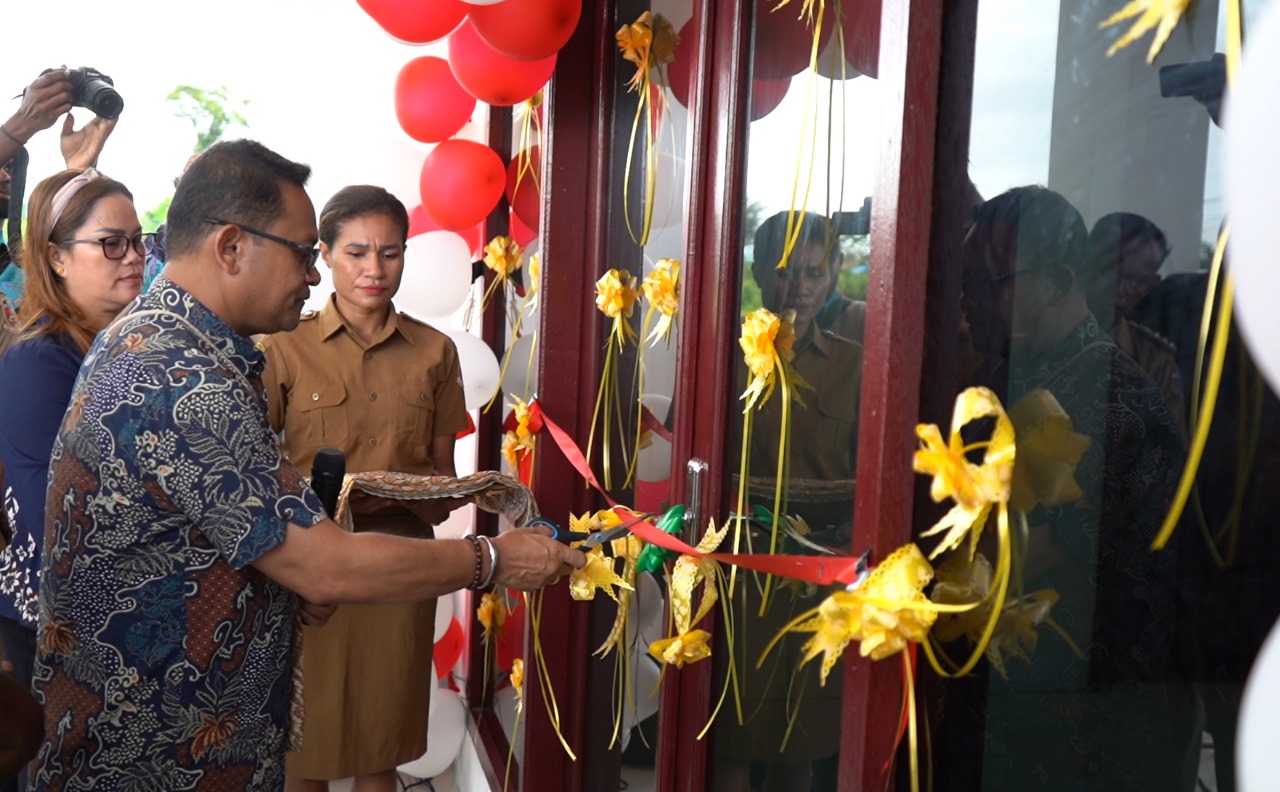 Pj. Bupati Mappi Resmikan Gedung Kantor Distrik Obaa Kabupaten Mappi