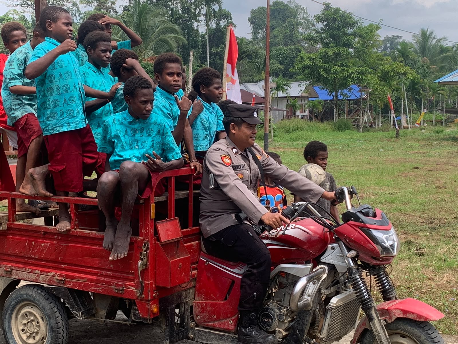 Polsek Mimika Barat Layani Antar-Jemput dan Mengajar di SD Negeri Uta 2 Pascakonflik Tapal Batas