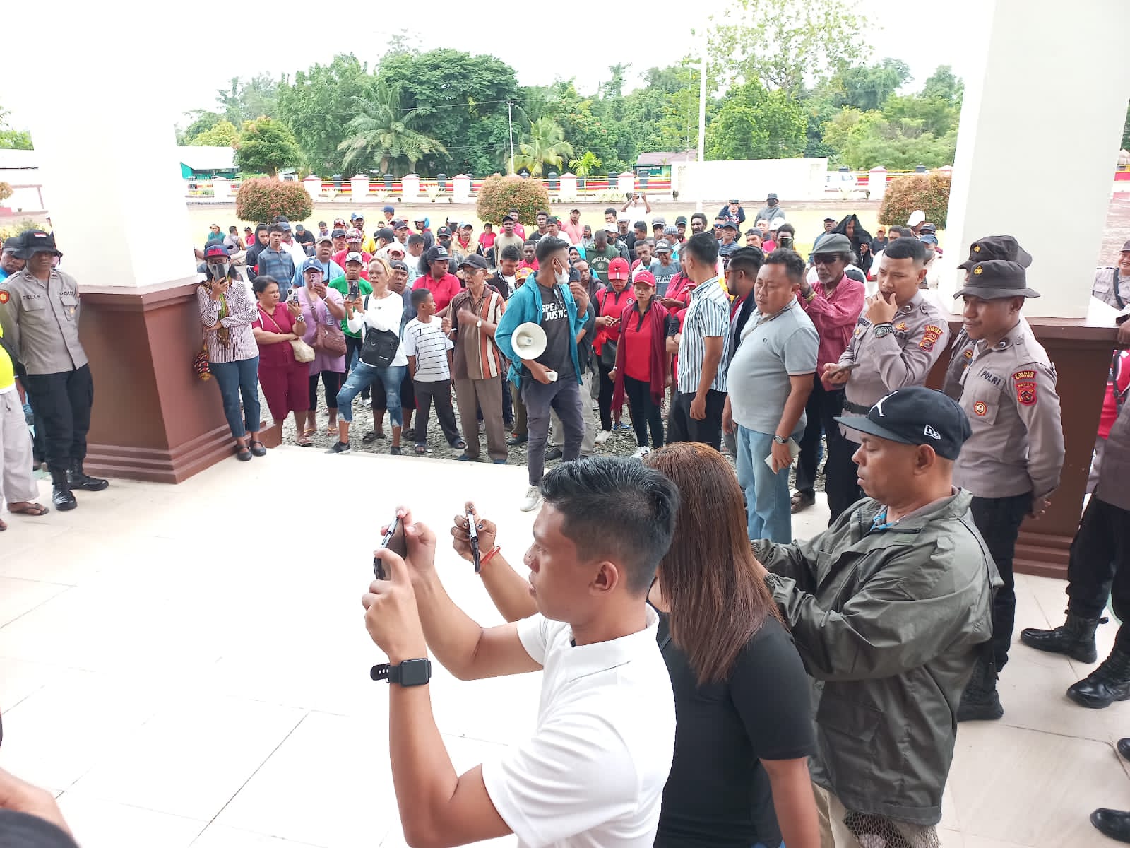 Aksi Demo Damai Massa di Kantor Kejari Timika, Menuntut Berkas Kasus Pesawat Segera Ditarik dari PN Jayapura