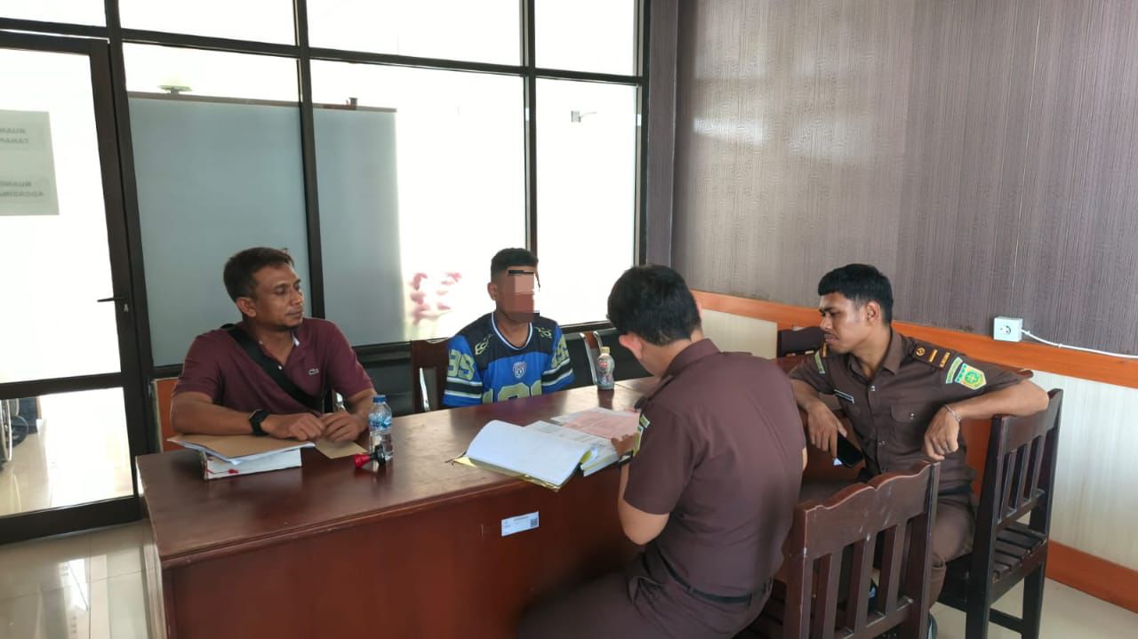 Tersangka dan Barang Bukti Kasus Penganiayaan di Jalan Busiri Jalur 2 Diserahkan ke Kejaksaan  ‎