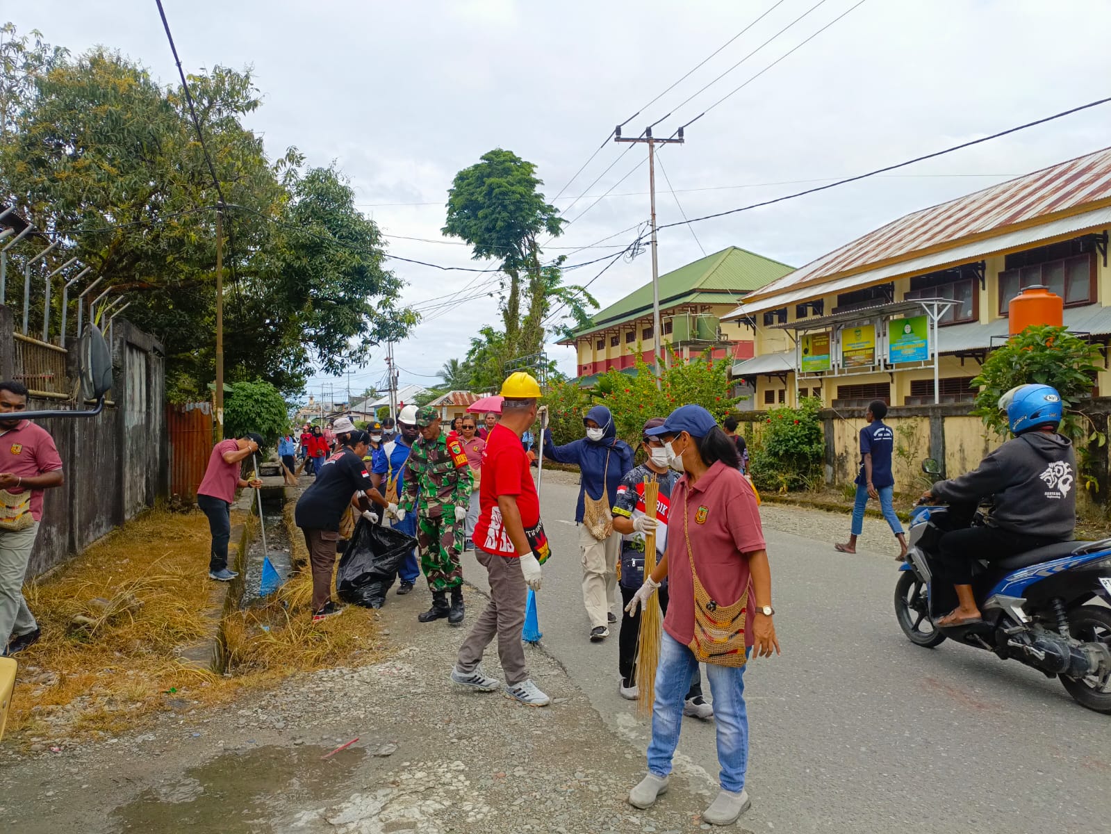 Kelurahan Inauga Gelar Gotong Royong Massal "Clean Friday"
