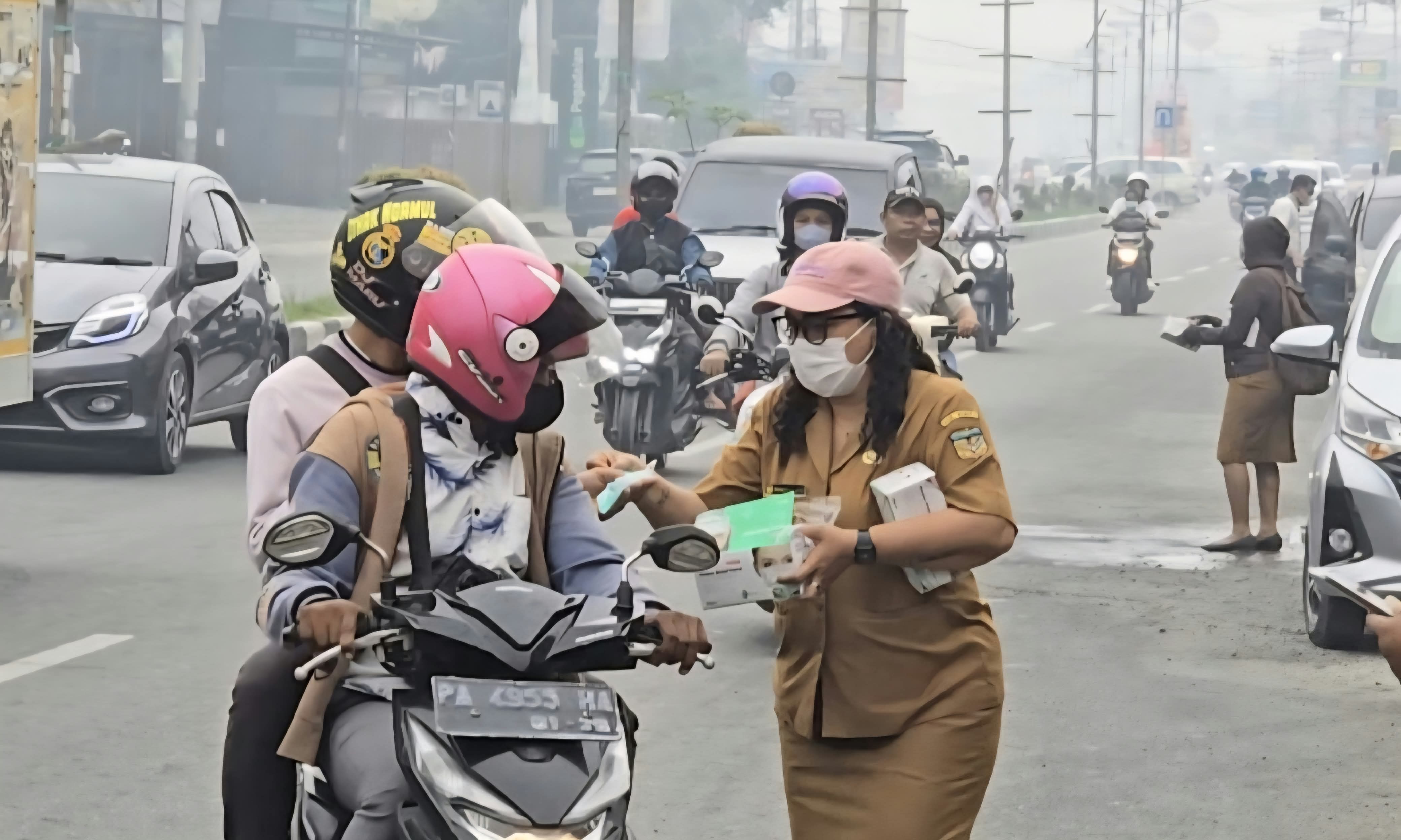 Bagi-Bagi Masker, Bappeda Mimika Imbau Warga Waspada Kabut Asap Pekat