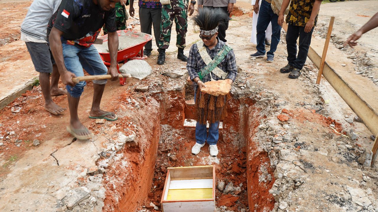 Pj Bupati Mappi Letakkan Batu Pertama Pembangunan Gereja Katolik Kristus Raja Kepi