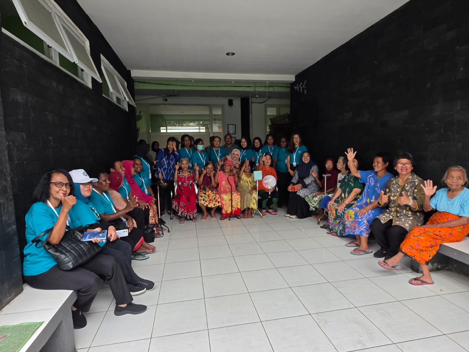 Cerita Haru Saat Kunjungan TP-PKK Mimika ke Panti Griya Wreda