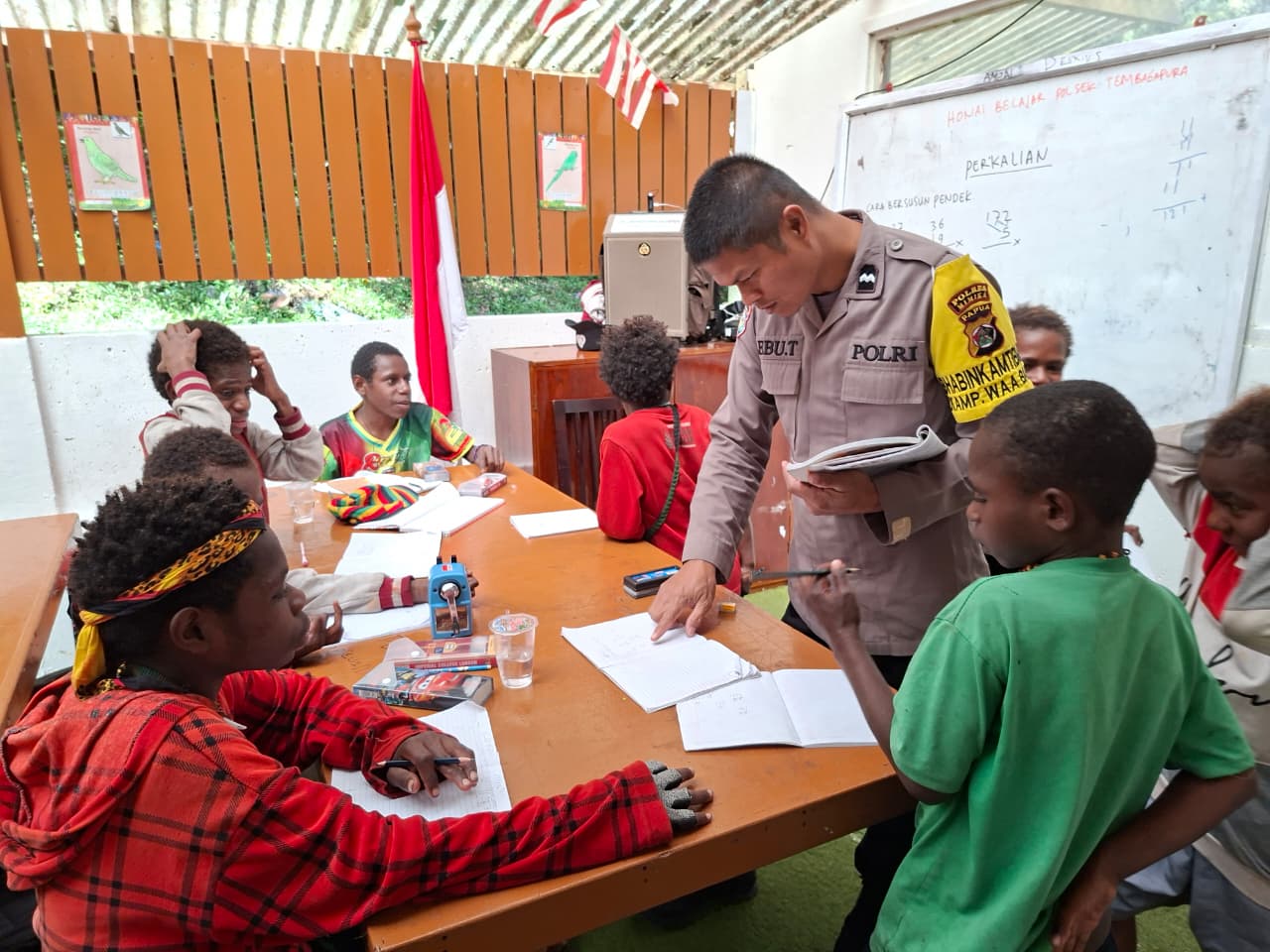 Sekolah Formal Belum Normal, Polsek Tembagapura Gelar Belajar Alternatif di Honai  ​