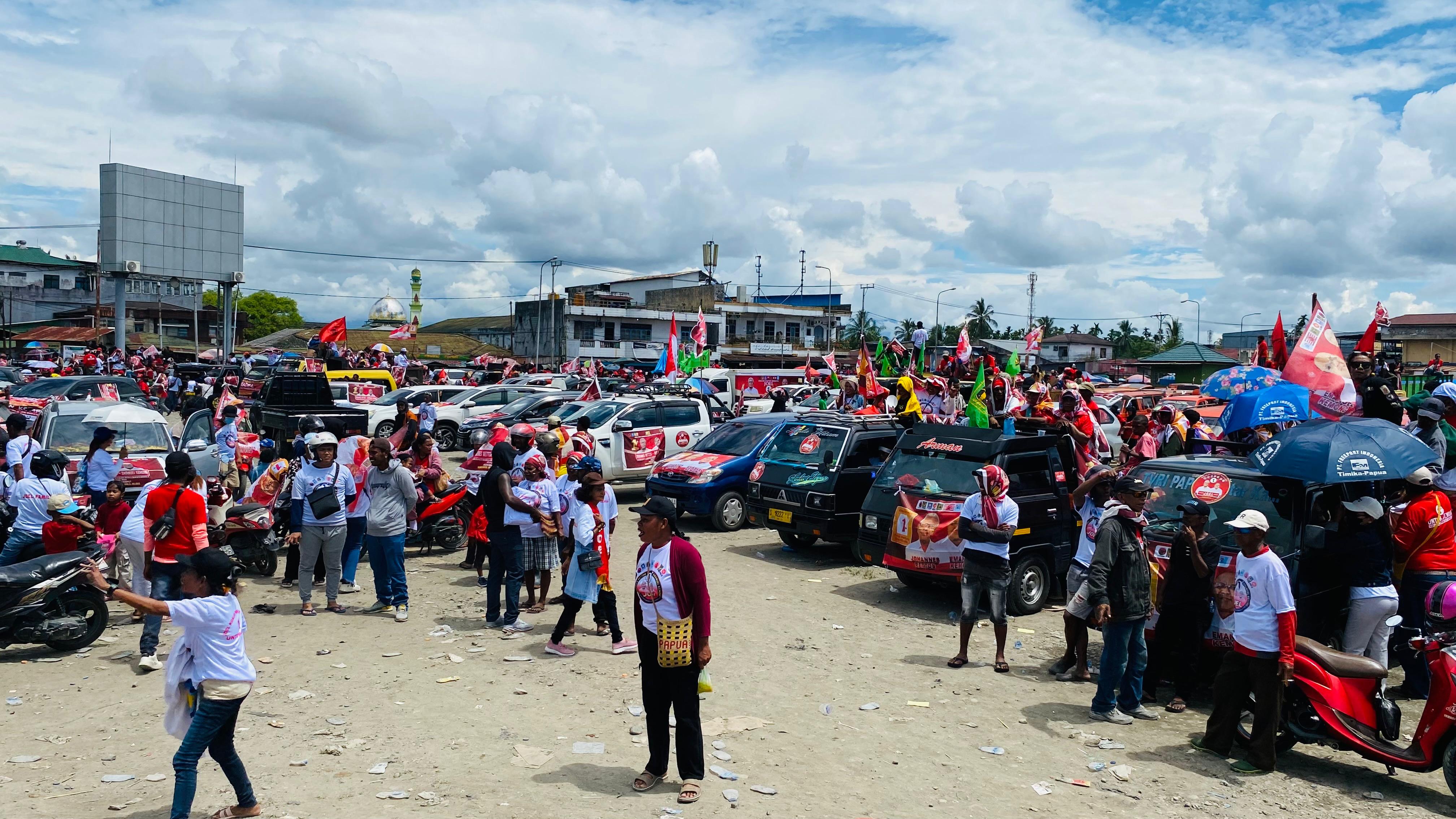 Breakingnews. Ribuan Pendukung JOEL Penuhin Lapangan Pasar Lama Siap Hadiri Kampanye Akbar