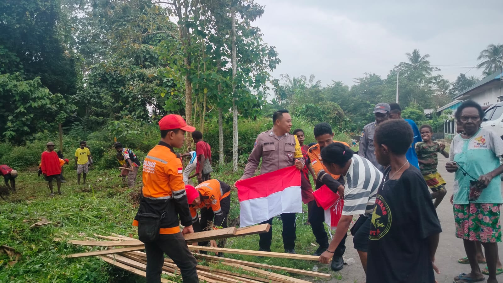 Menyambut HUT RI ke-81, Warga dan Aparat Bersihkan Lingkungan di Kamoro Jaya